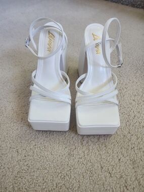 White Square-Toe Platform Sandals with Ankle Strap Brand  Liliana Size 7